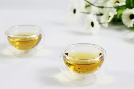 สัมผัสความหรูหราของชาขาว Feibai Anji ดอกทอง - ชาพีออนี่ทอง