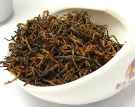 สัมผัสความหรูหราของชาขาว Feibai Anji ดอกทอง - ชาพีออนี่ทอง